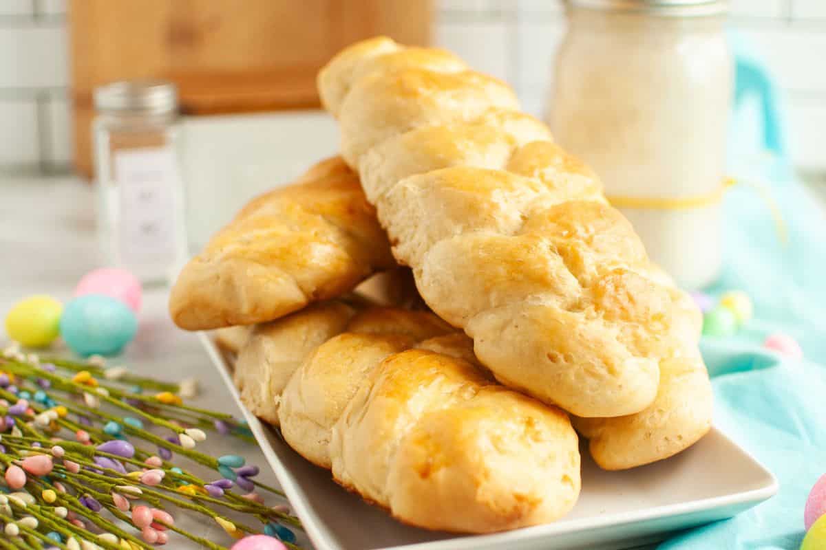 Freshly baked bread rolls, perfect for artisanal baking and bread making.