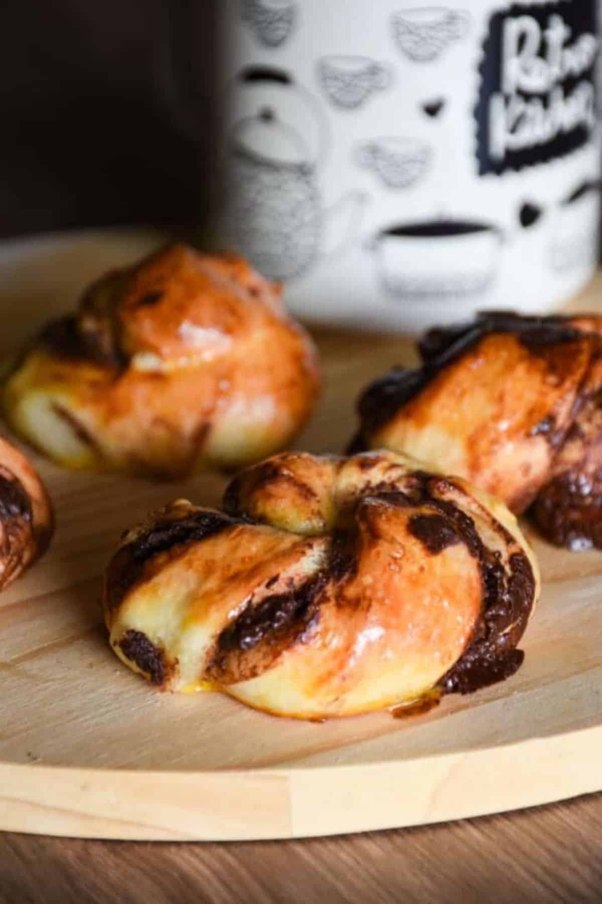 Delicious homemade cinnamon rolls with chocolate, perfect for breakfast or dessert.