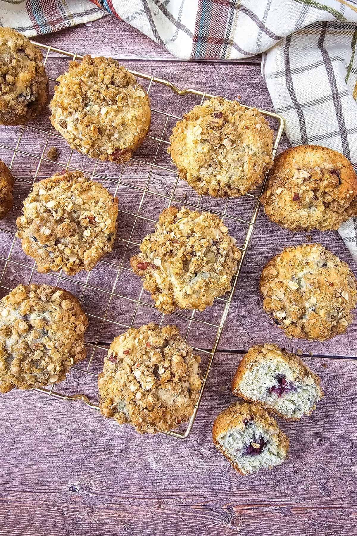 Delicious blackberry muffins topped with crunchy streusel, perfect for breakfast or snacks.