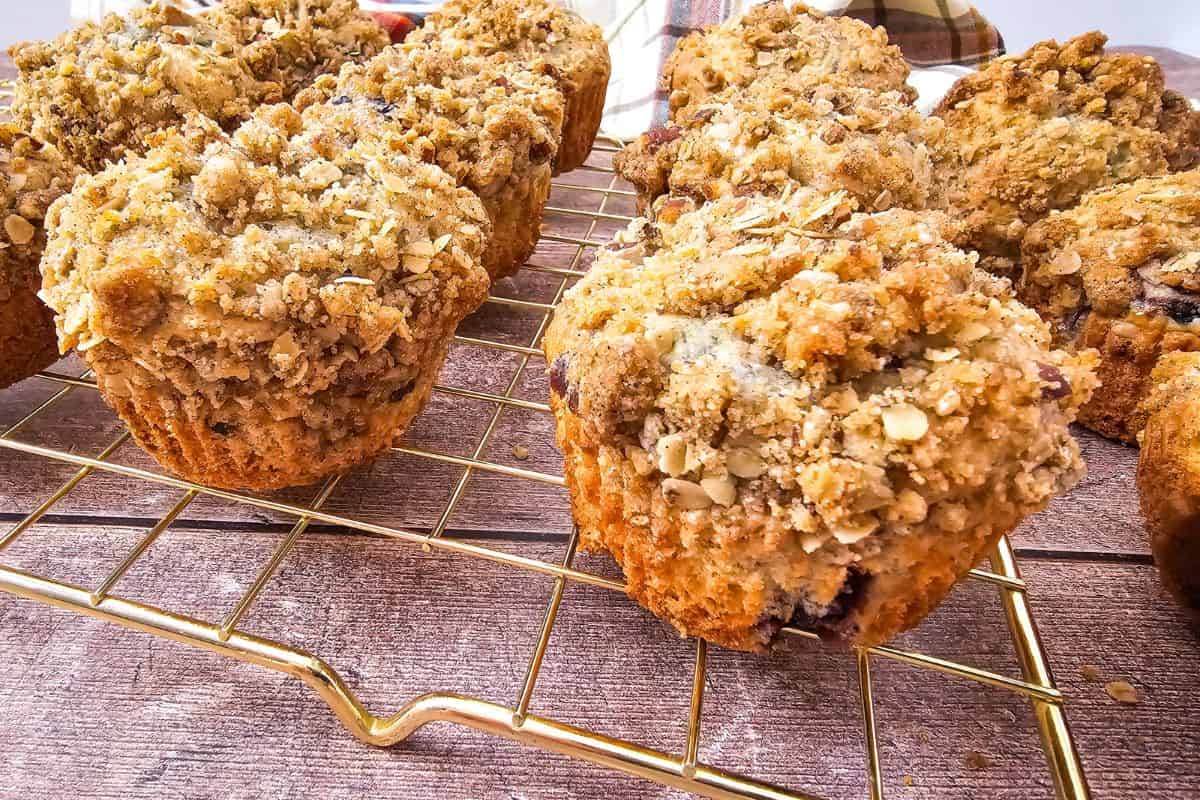 Delicious blackberry muffins with a crunchy streusel topping, perfect for breakfast or snacks.
