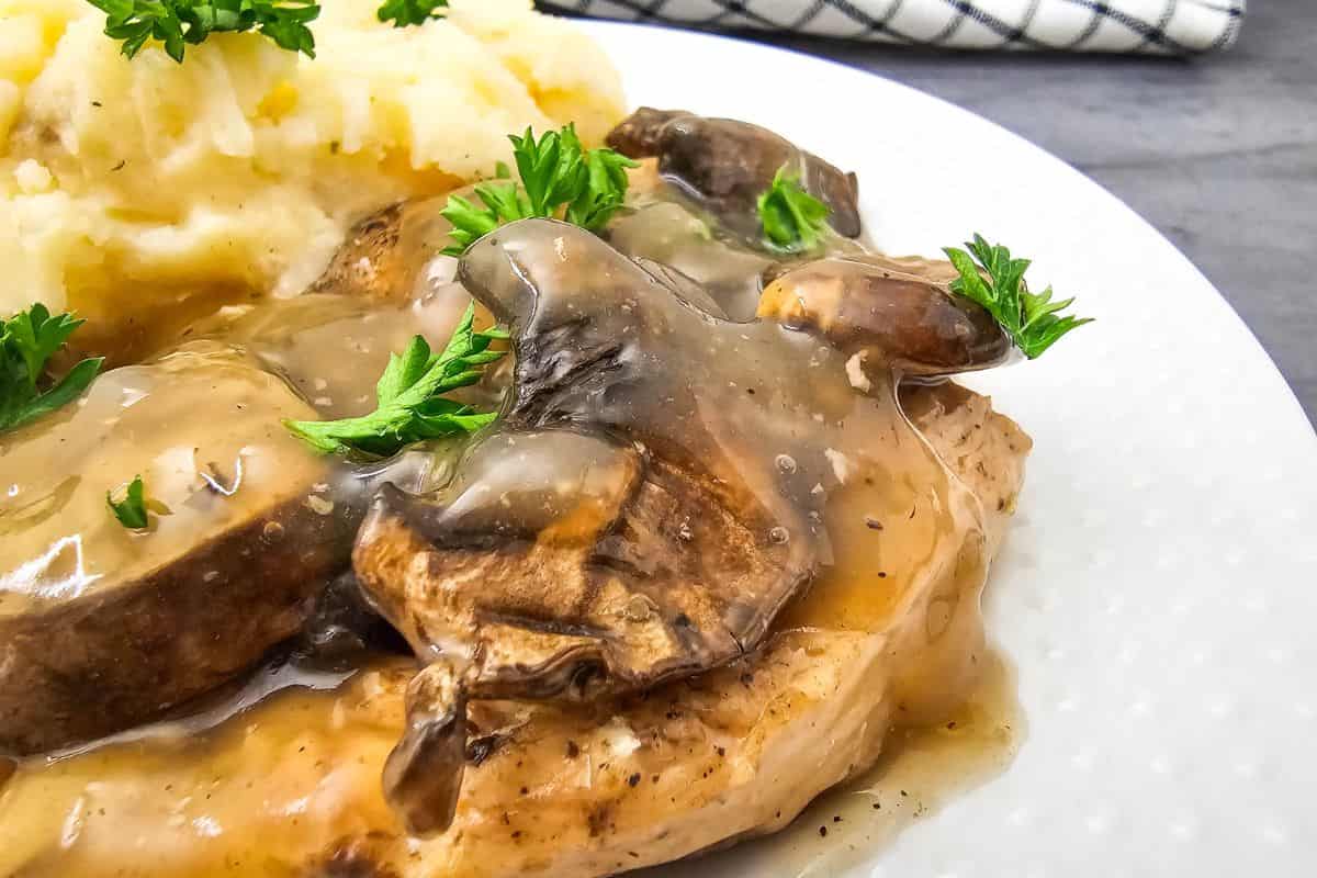 Delicious slow cooker chicken marsala with mushrooms and savory sauce. Perfect for a comforting dinn.