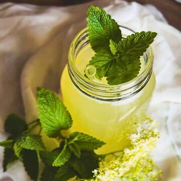 Refreshing lemonade with fresh mint leaves in a glass jar.